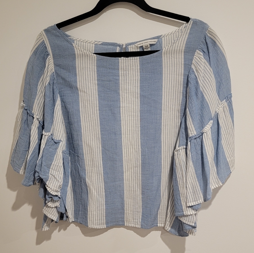 American Eagle. XL. White and Blue Top.